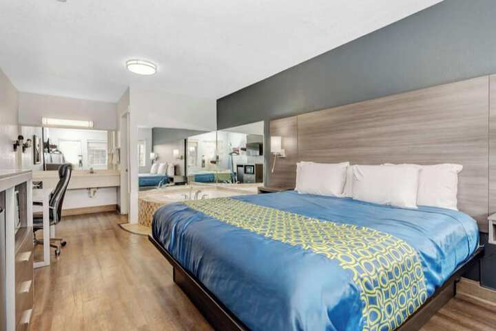 1 Queen Bed (3 of 31)