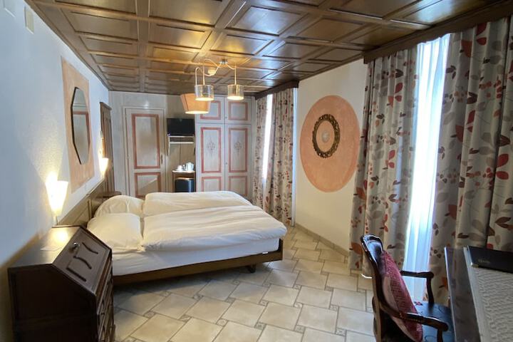 Room 12 of 38