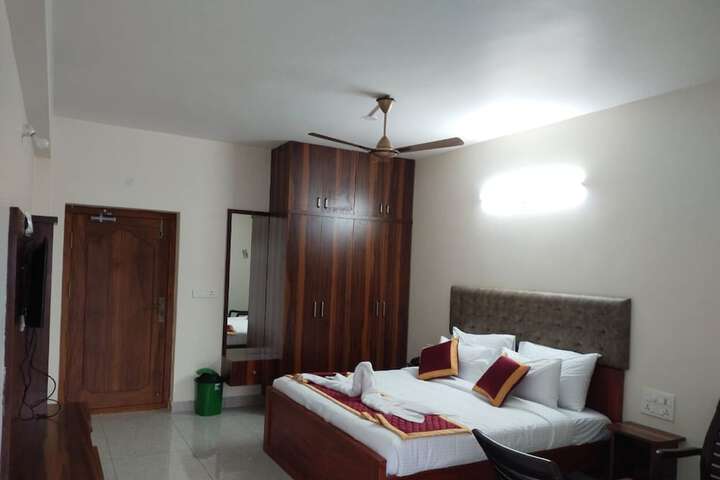 Room 6 of 12