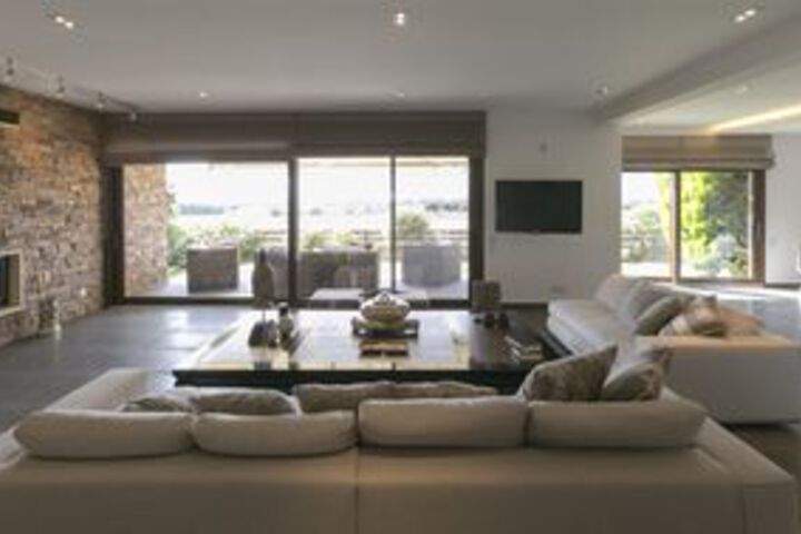 Lounge 17 of 85