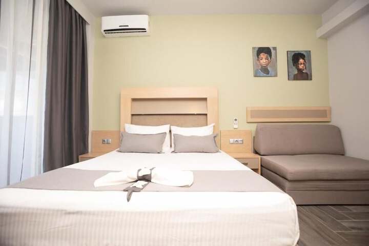 Room 13 of 38