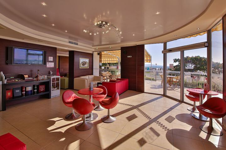Lounge 51 of 69