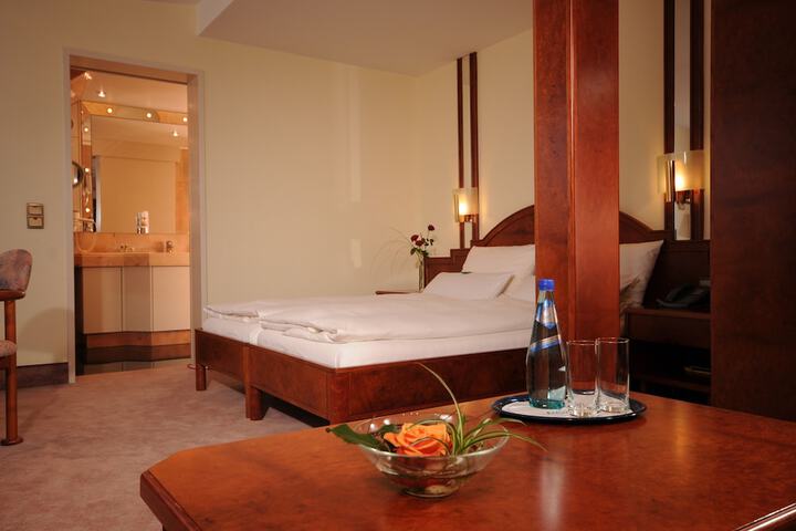 Room 4 of 40