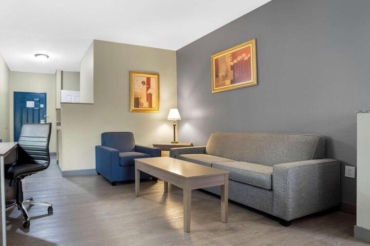 1 King Bed Mobility Accessible Communication Assistance Bathtub Full Breakfast (13 of 14)