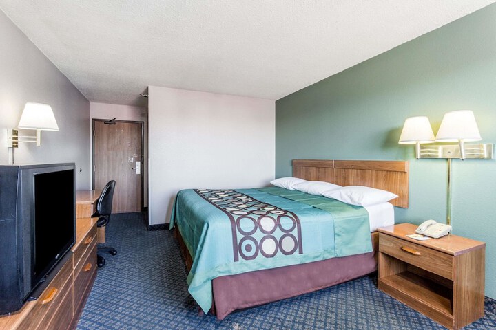 1 King Bed (5 of 15)