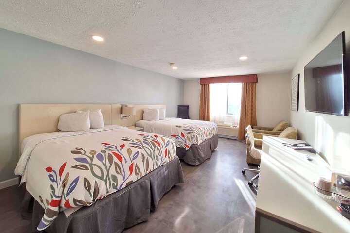 2 Queen Beds (10 of 11)