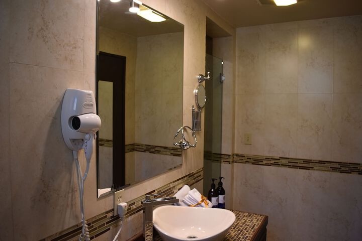 Room 100 of 146
