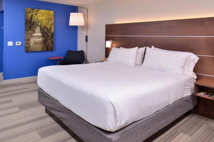 1 King Bed (14 of 16)