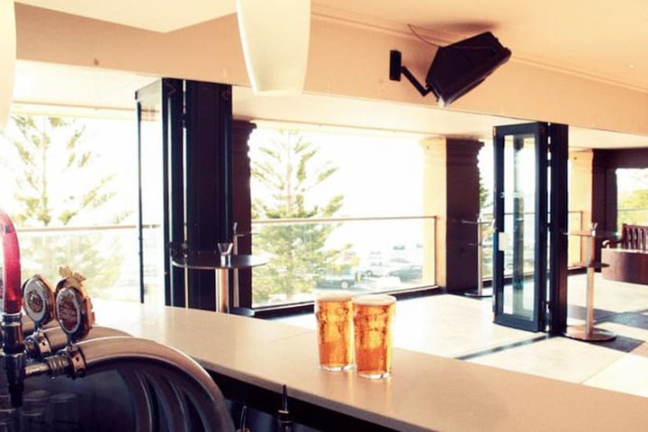 Lounge 40 of 77