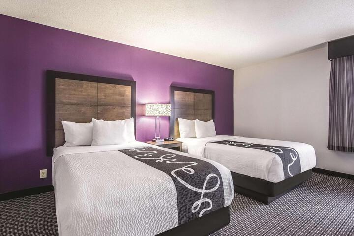 2 Double Beds (16 of 19)
