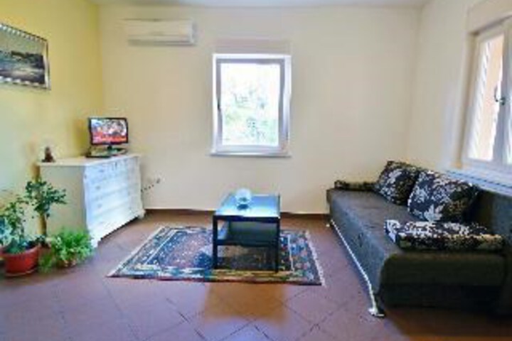 Room 6 of 12