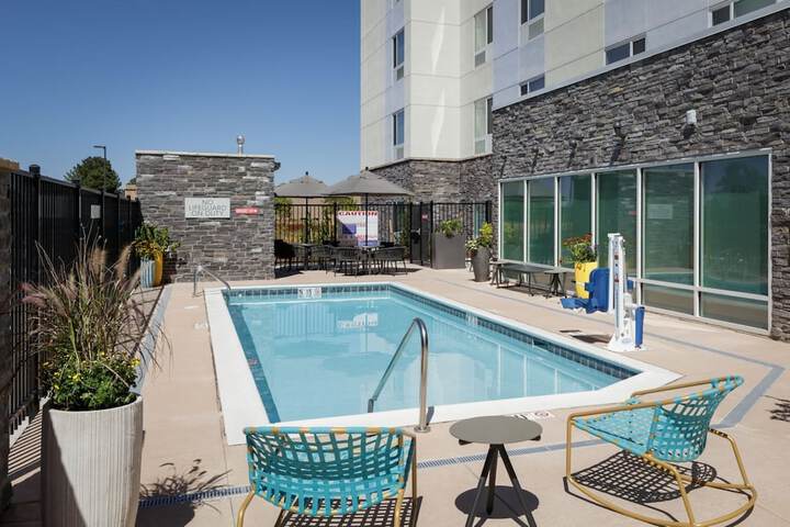 Swimming pool at Towneplace Suites by Marriott Tracy