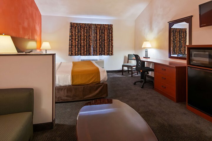1 King Bed Microwave and Refrigerator WiFi Continental Breakfast (15 of 19)