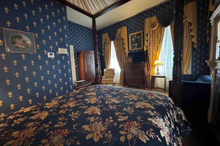 Room 28 of 142