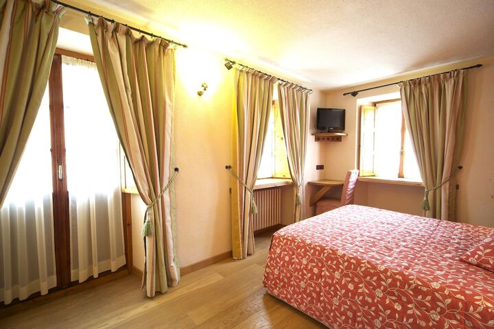 Room 2 of 70