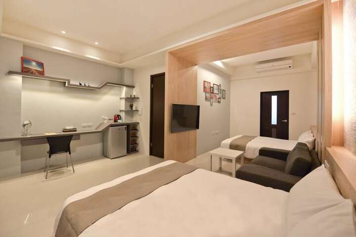 Room 4 of 8