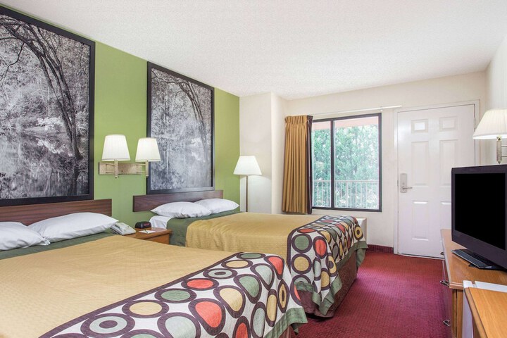 2 Double Beds (1 of 5)