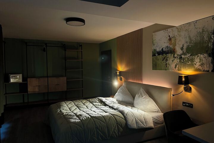 Room 33 of 90