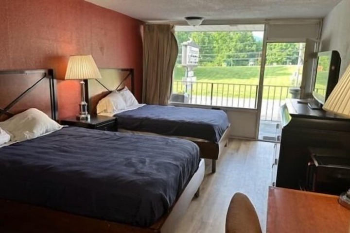 Economy Double Room (3 of 4)