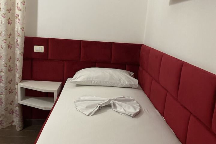 Room 4 of 32