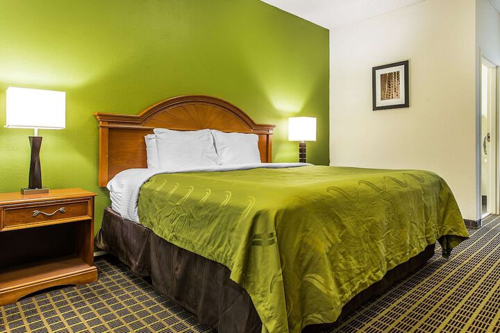 1 Queen Bed (12 of 17)