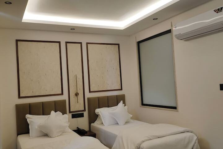 Room 13 of 30