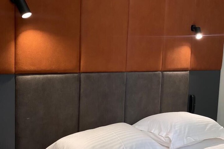 Room 44 of 100