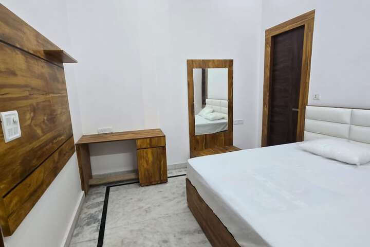 Room 5 of 14