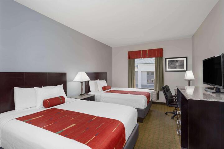 Quadruple Business Queen Bed (1 of 6)