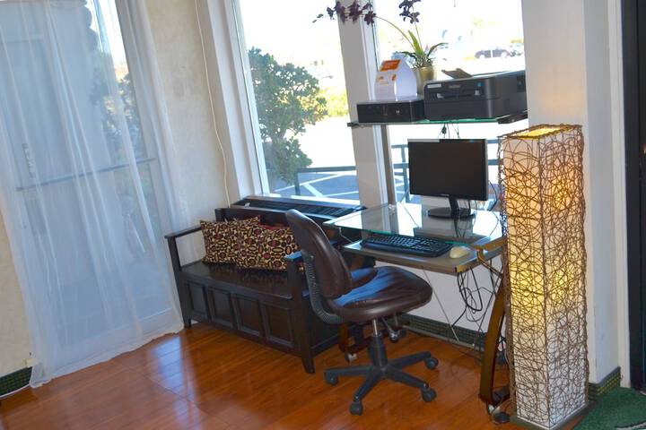 Lobby lounge
