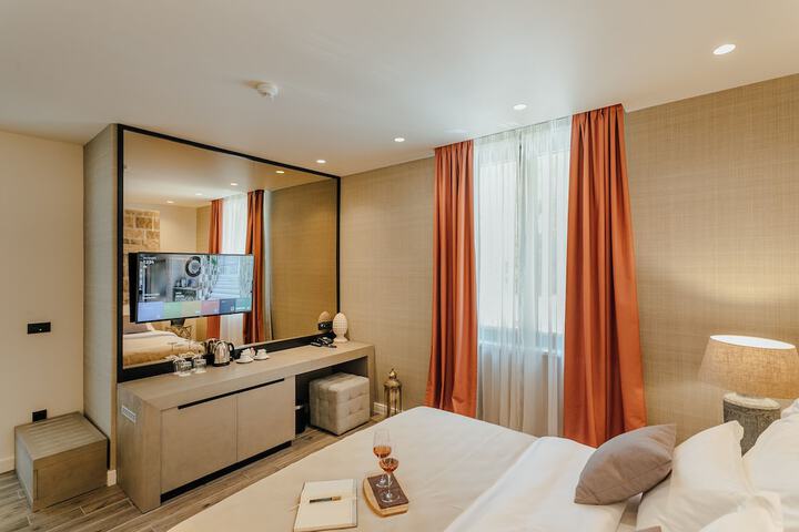 Room 10 of 52