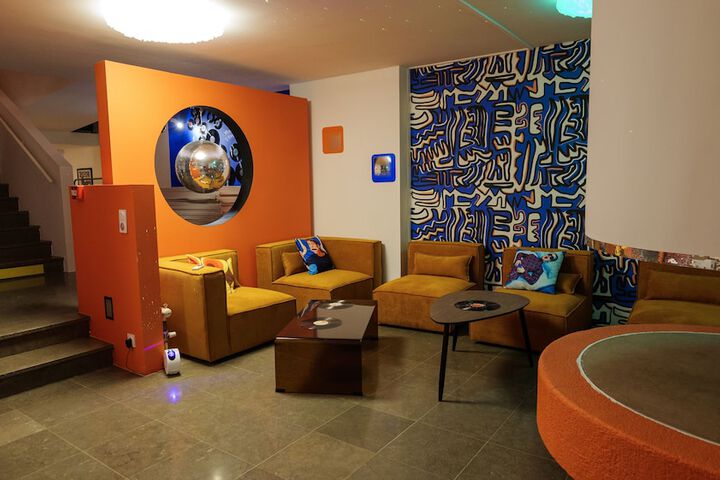 Lounge 35 of 42