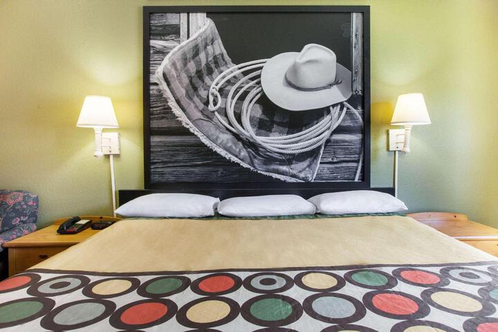 1 King Bed (4 of 10)