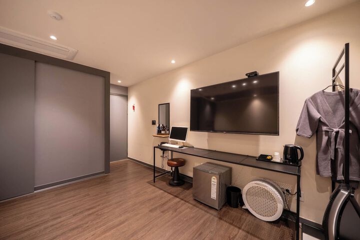 Room 10 of 19