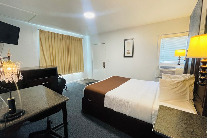 1 Queen Bed (4 of 9)