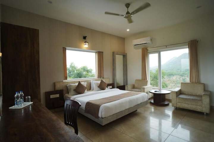 Room 9 of 38
