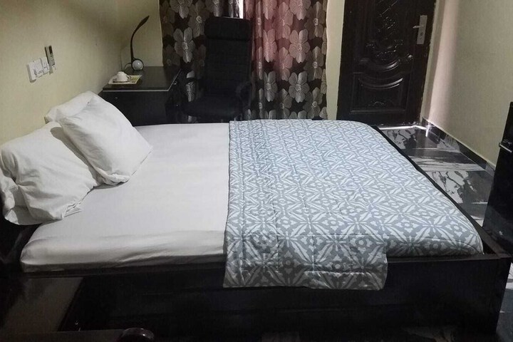 Room 5 of 17