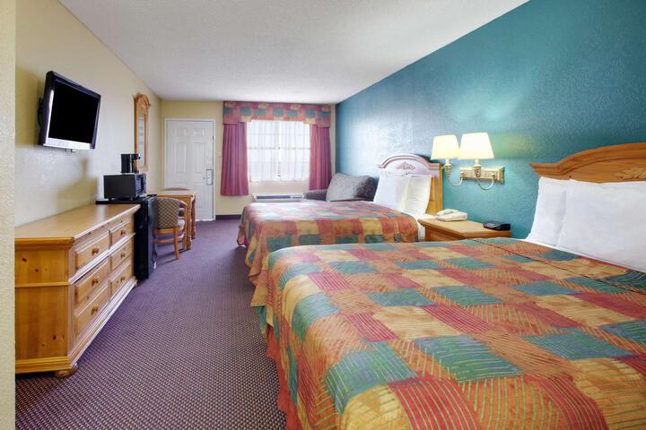 2 Queen Beds (6 of 6)