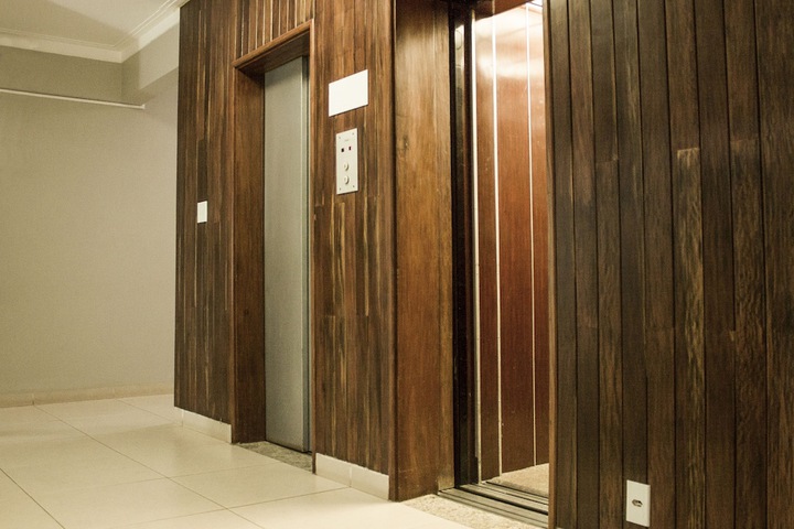 Ballroom/Hall 33 of 38