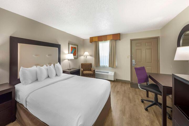 1 Queen Bed High Speed Internet Accessible Microwave and Refrigerator, Coffee Maker Iron and Ironing Board Hairdryer Full Breakfast (1 of 18)