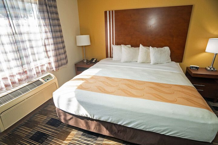 1 Queen Bed (6 of 13)