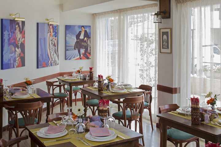 Dining 33 of 75