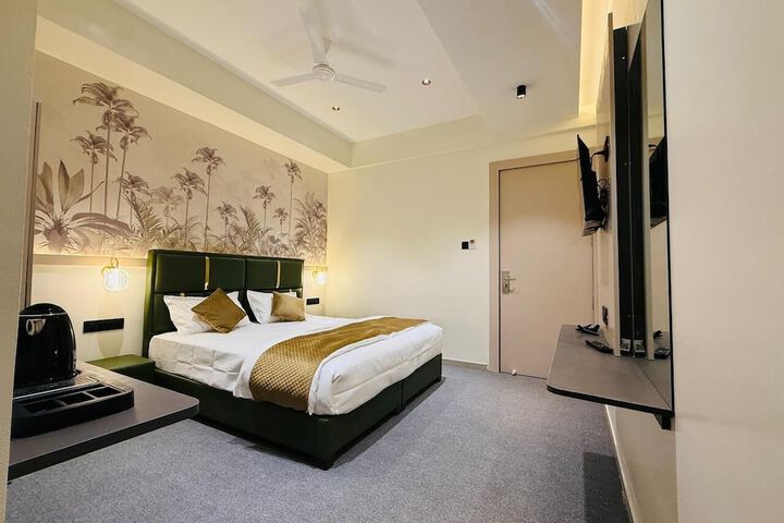 Room 10 of 27