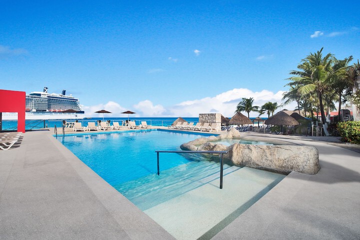 Hotel Pool