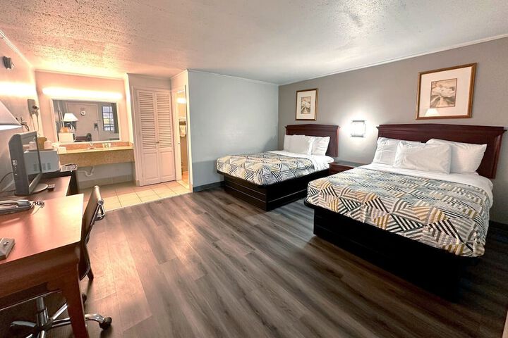 2 Double Beds (4 of 7)