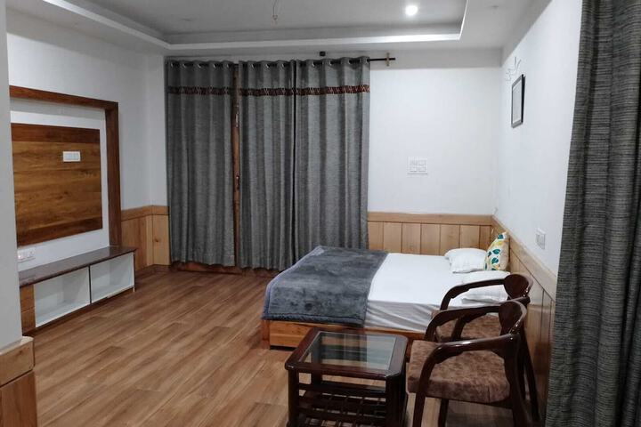 Room 6 of 13