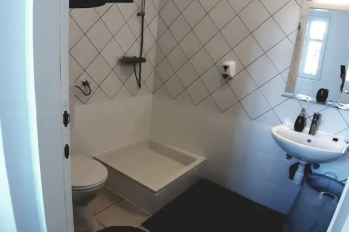 Room 8 of 16