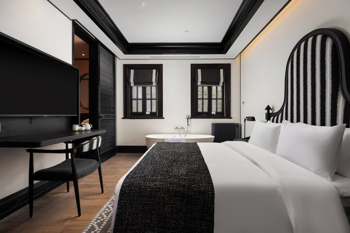 Room 4 of 16