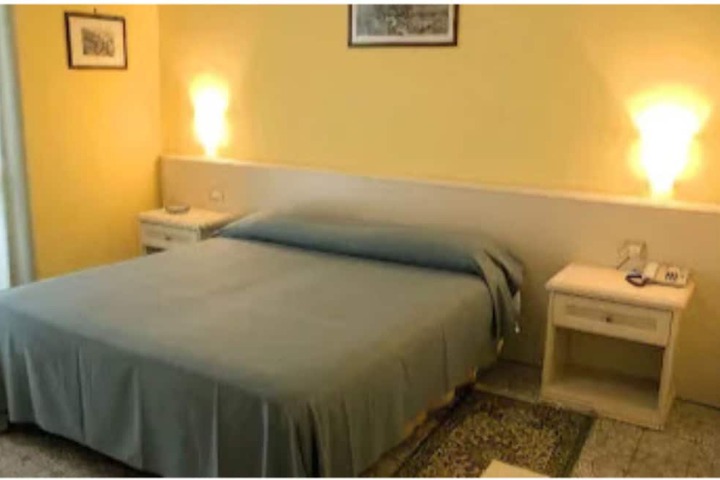 Room 6 of 25
