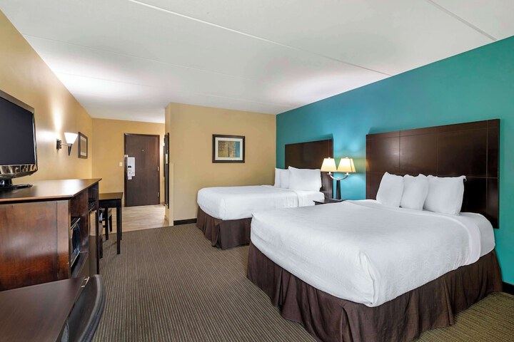 1 Queen Bed (1 of 16)